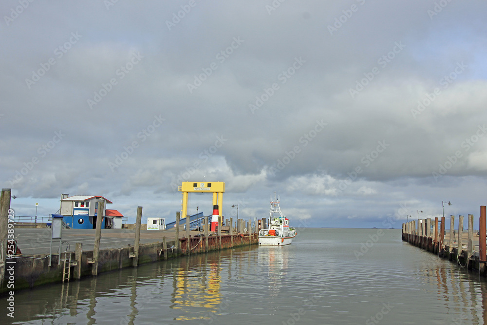 Nordstrand: Hafen Strucklahnungshörn mit Seenotkreuzer (Schleswig-Holstein)