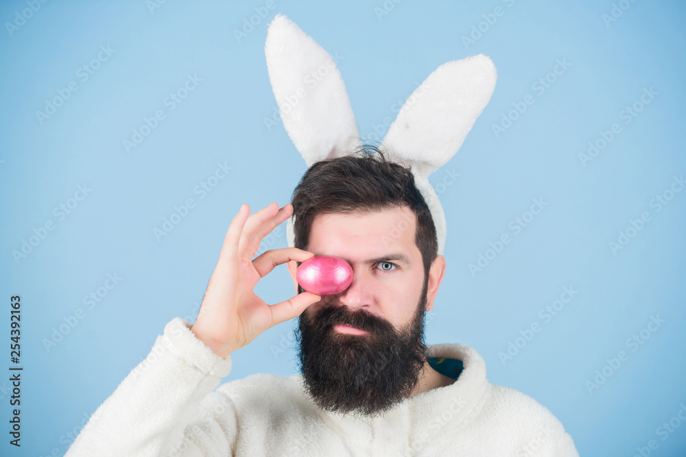 Stockfoto Symbolic food. Tradition of coloring eggs. Bearded man in ...