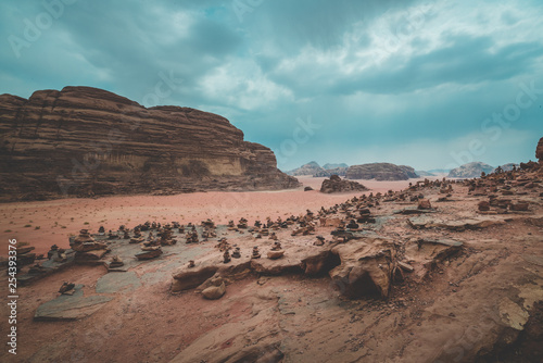 Photo du désert avant l'orage, wadi rum, jordanie