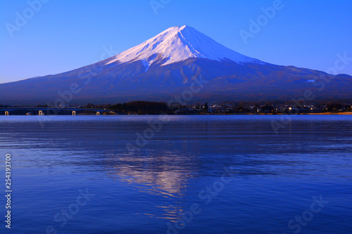 河口湖からの青空快晴の富士山 2019/03/09