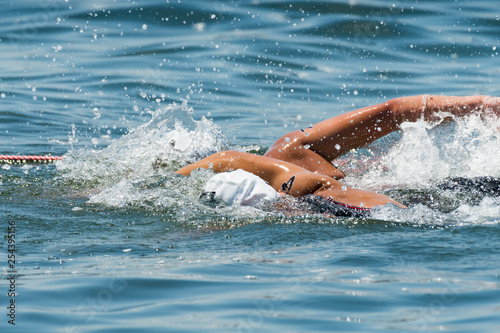 トライアスロン大会スイム競技中に美しいフォームで泳ぐ選手 © masahiro