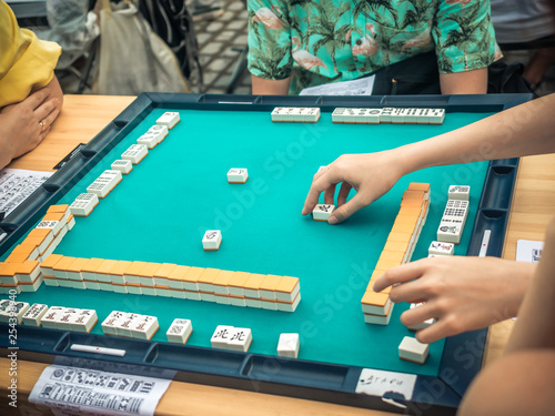 Valokuva People Playing Mahjong Asian Tile-based Game