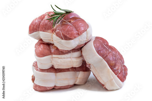 Foto Raw meat paupiettes, rosemary and red peppercorn on white background