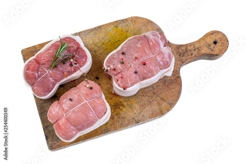 Bilde på lerret Raw meat paupiettes, rosemary and red peppercorn on wooden bord and white backgr
