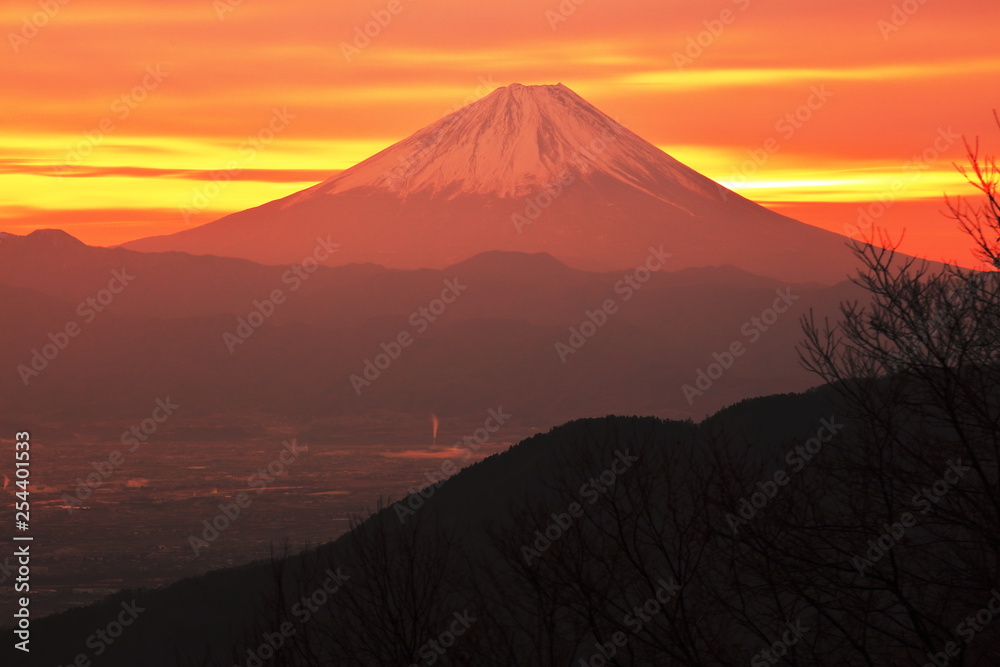 朝焼けに染まる富士山（韮崎市・荒倉山からの眺望）
