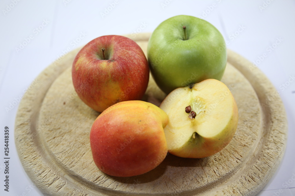 geschälter Apfel auf dem Brett geschälter Apfel auf dem Brett
