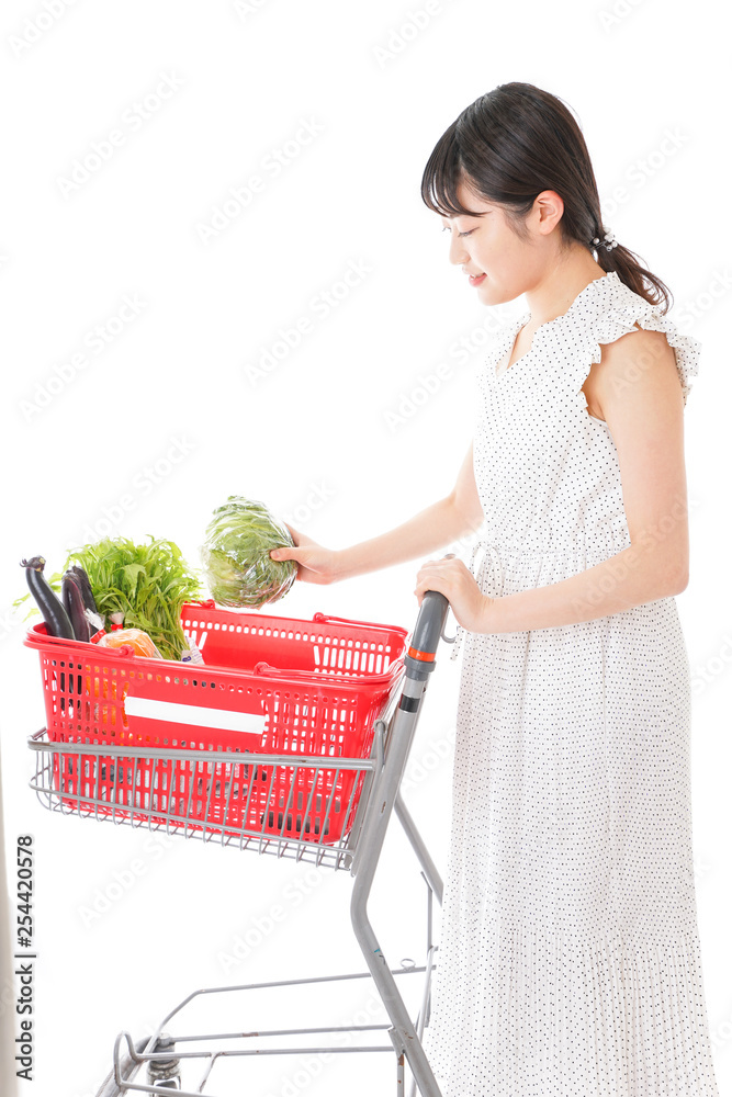 買い物をする若い主婦