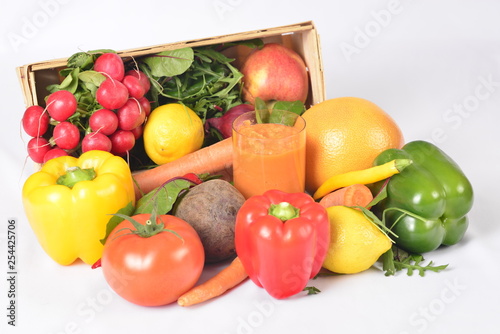 Fototapeta Naklejka Na Ścianę i Meble -  Kosz pełen witamin, warzywa i owoce
