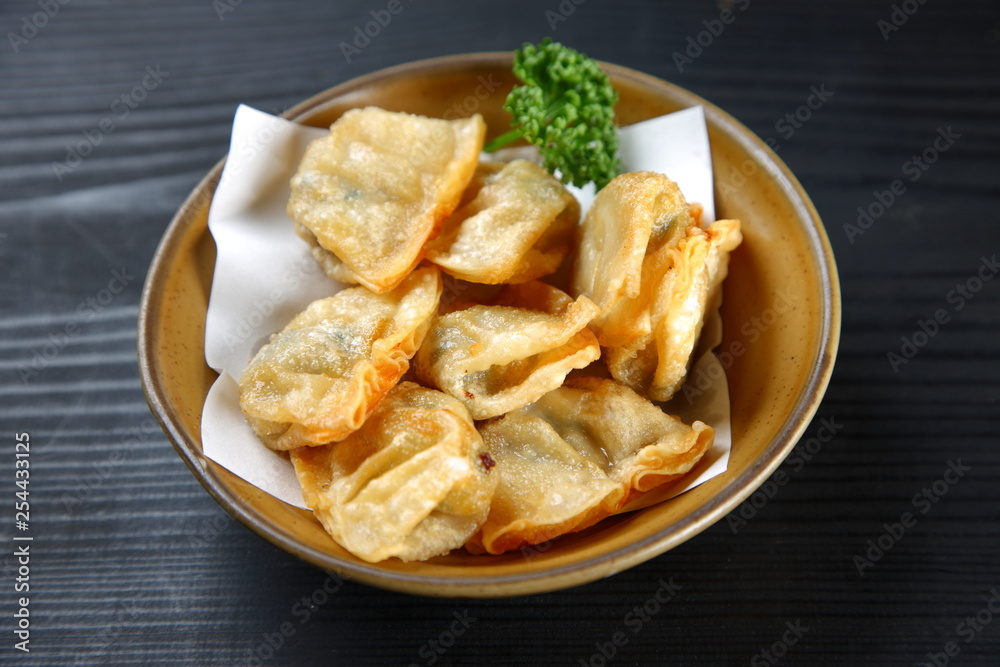deep-fried Chinese dumpling