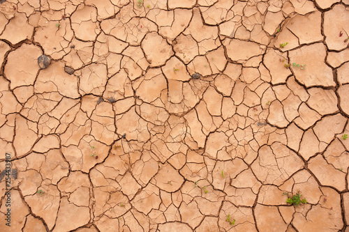 Foto trockener rissiger roter wüstenboden, textur, hintergrund