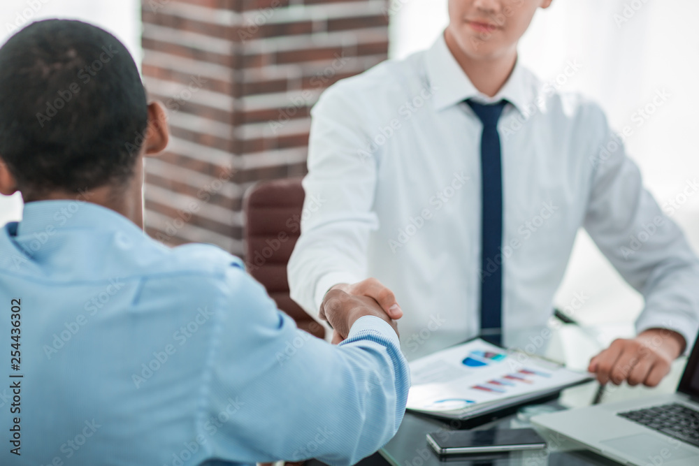 Fototapeta premium handshake colleagues when discussing the financial agreement.t
