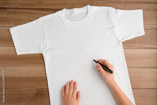 Obraz na płótnie Woman drawing something on t-shirt