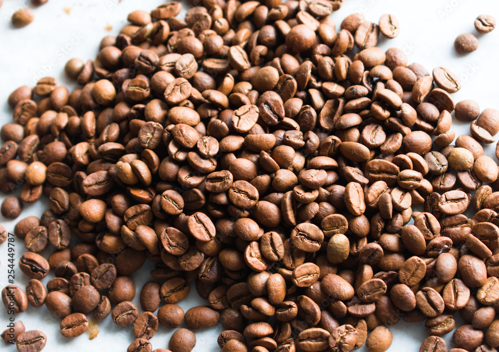 Obraz premium Coffee beans on a white background