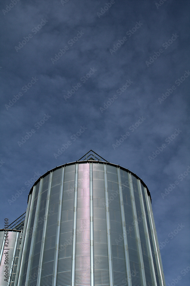 Obraz premium silo and blue sky,metal,steel,reflection,view,construction, tower,
