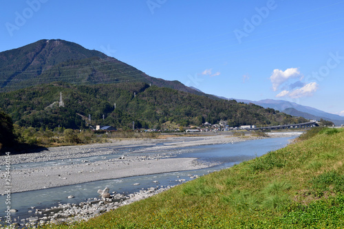 身延山と富士川河川敷