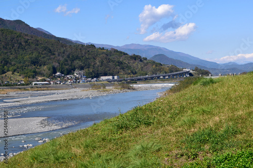 身延山と富士川河川敷