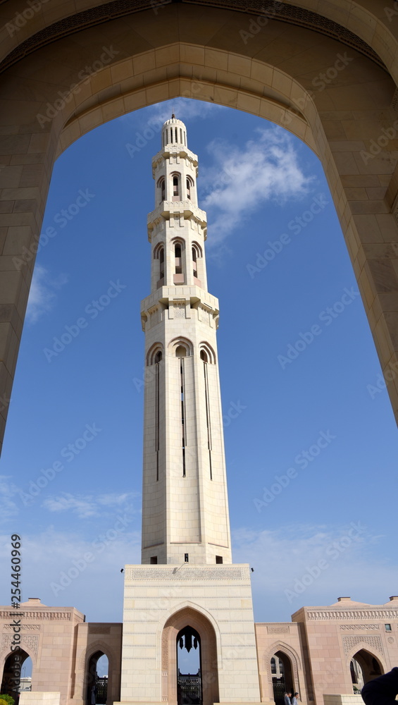 Von Torbogen umrahmtes Minarett der Sultan-Qabos-Moschee