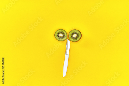 Kiwi Frucht mit Messer