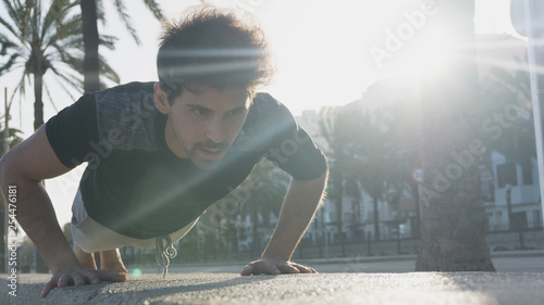 Bild auf Leinwand Chico haciendo una flexión
