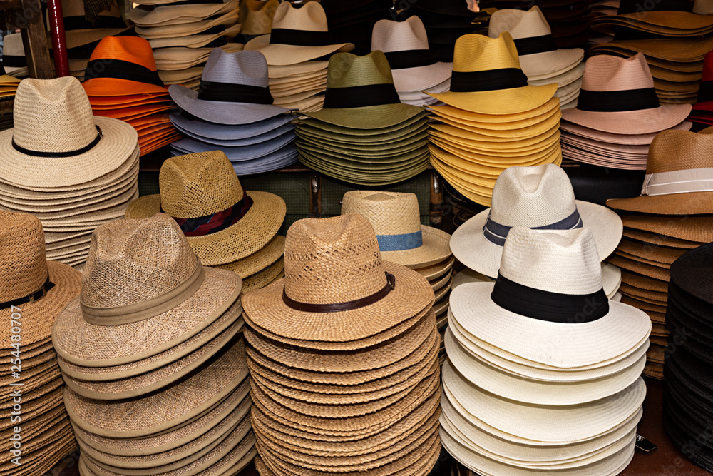 Sombreros de varios colores y modelos.