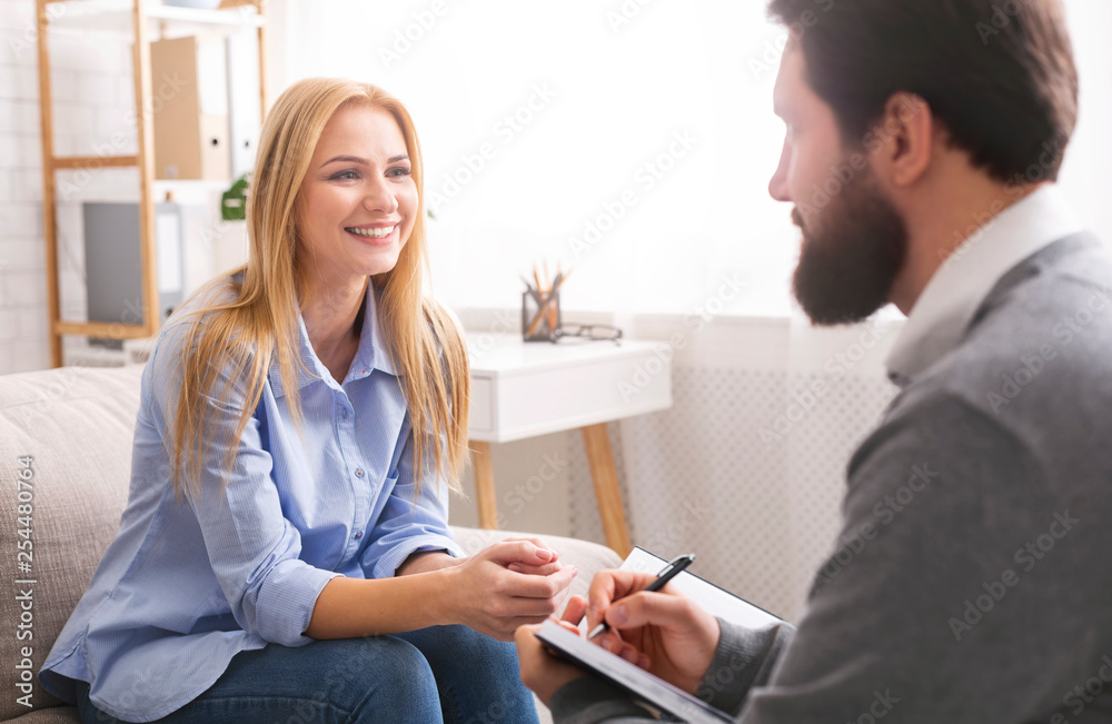 Smiling woman during consultation with life coach - obrazy, fototapety, plakaty 