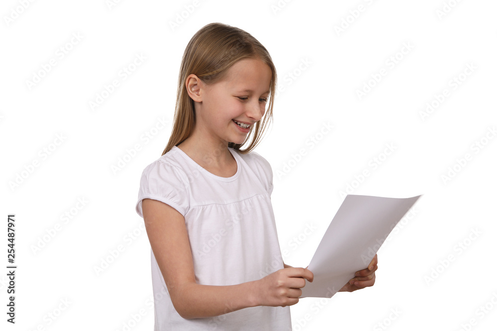 Mädchen schaut lachend auf ein Papier in ihren Händen Mädchen schaut lachend auf ein Papier in ihren Händen