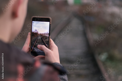 Ein Teenager der ein Foto mit seinem Smartphone macht