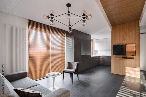 Foto New apartment with wooden blinds
