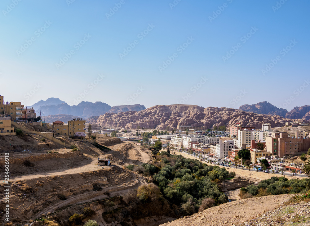 Fotka „Wadi Musa, elevated view, Ma'an Governorate, Jordan“ ze služby Stock  | Adobe Stock