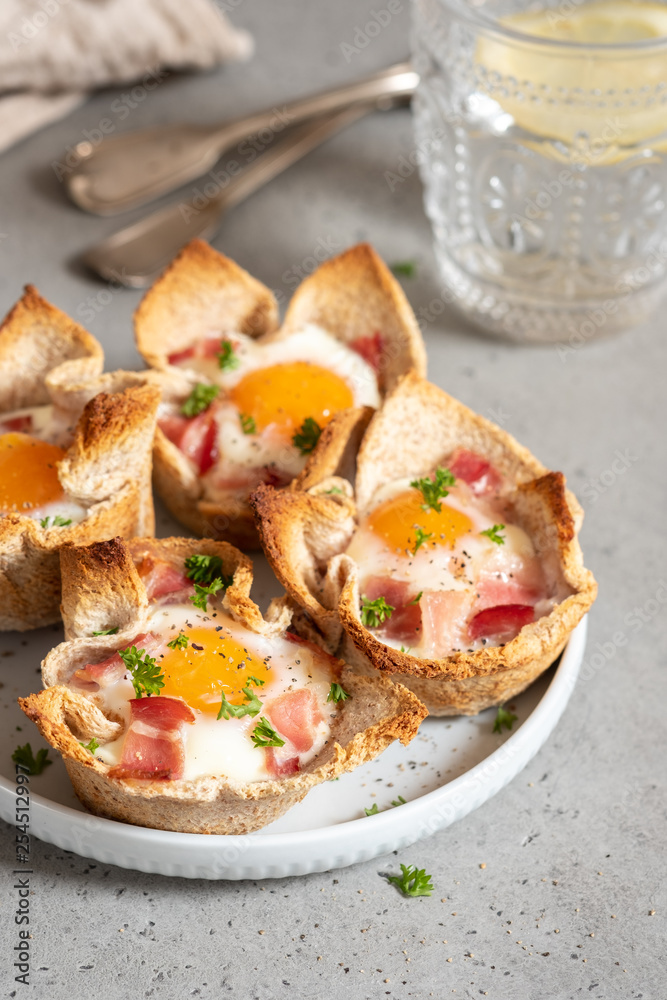 Baked egg, bacon and toast cup for breakfast brunch.