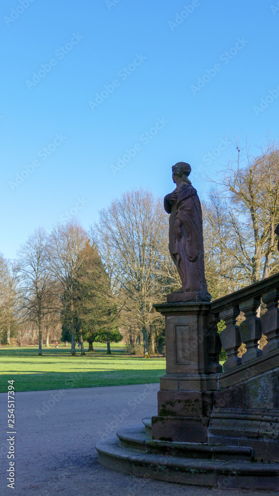 Statue, aus Stein, am Schloss Favorite, Foerch im öffentlichen Park