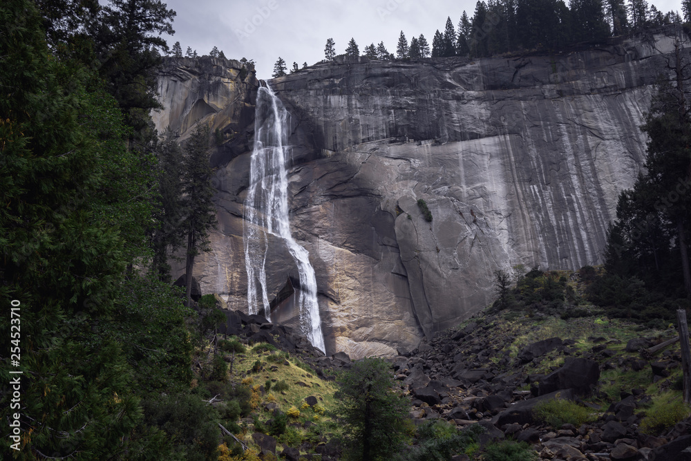 Fototapeta premium Vernal falls along the Mist Trail in Yosemite National Park in autumn