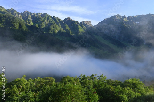 北アルプス 神々しい上高地の朝の風景 雲と岳沢と穂高連峰と