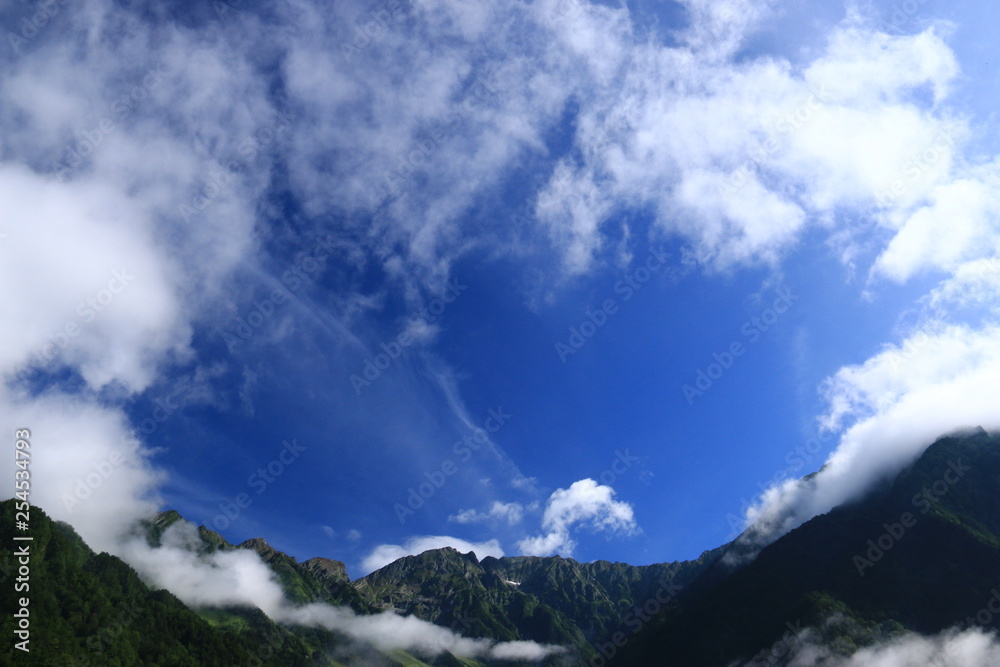 北アルプス　神々しい上高地の朝の風景　雲と岳沢と穂高連峰と