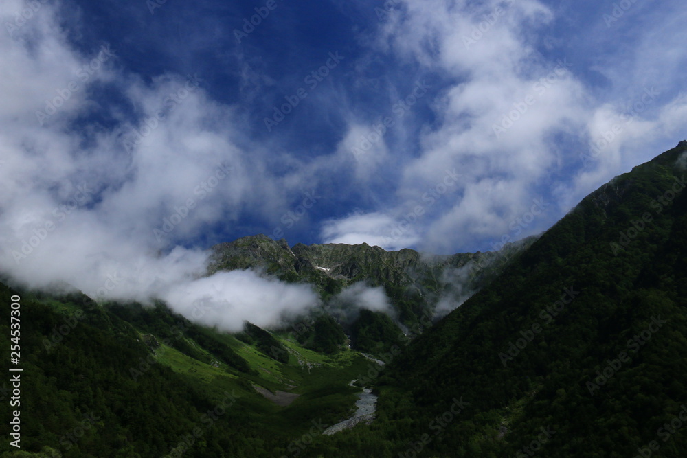 北アルプス　神々しい上高地の朝の風景　雲と岳沢と穂高連峰と