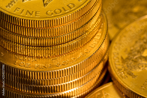 Cuadro en lienzo Stack of golden coins using US Treasury issue Gold Eagle one ounce pure gold coi