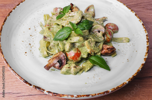 green pasta with chicken, basil and mushrooms
