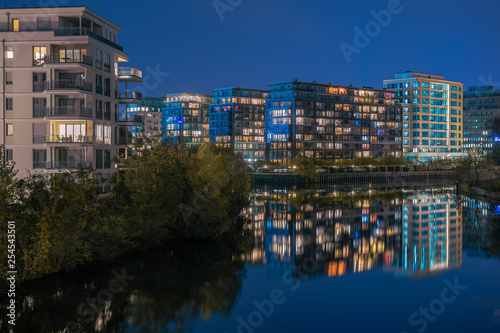 Architektur bei Nacht in Berlin an der Spree © Sven Mikat