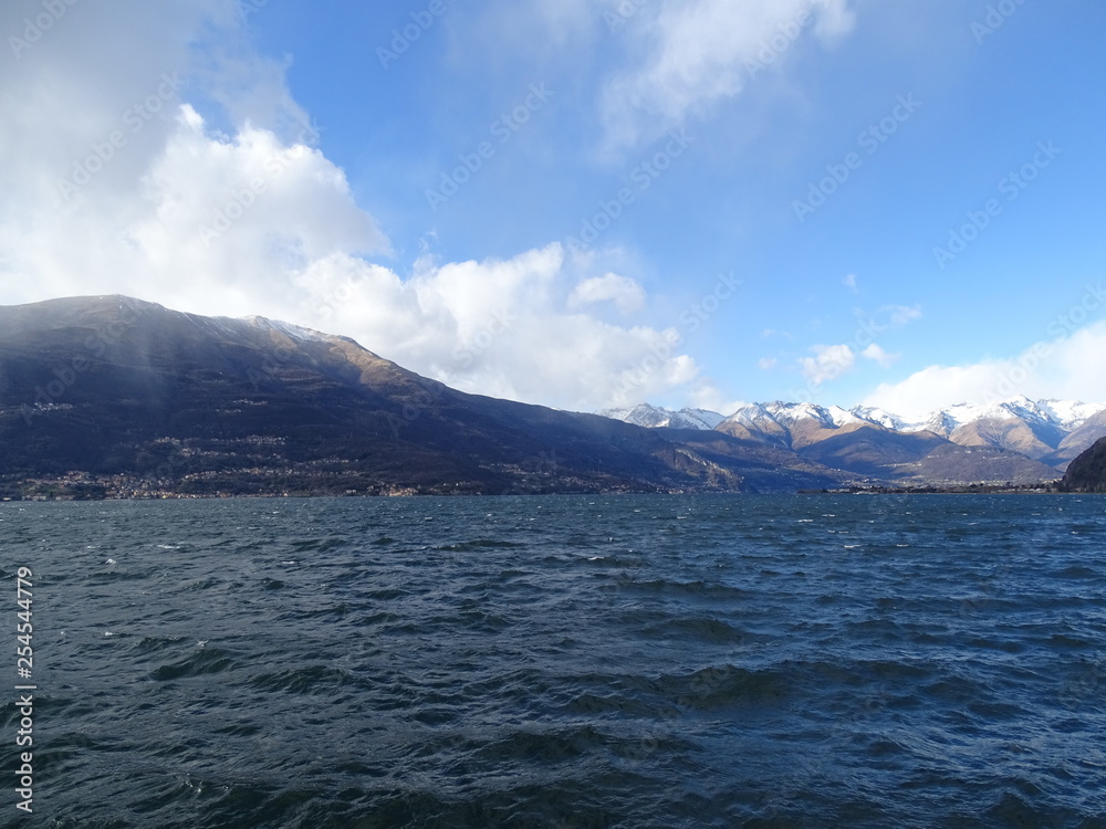 vista del lago di como in inverno con montagne innevate sullo sfondo 