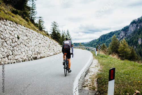 Fototapeta Naklejka Na Ścianę i Meble -  Rennradfahrer in den Bergen von Südtirol 