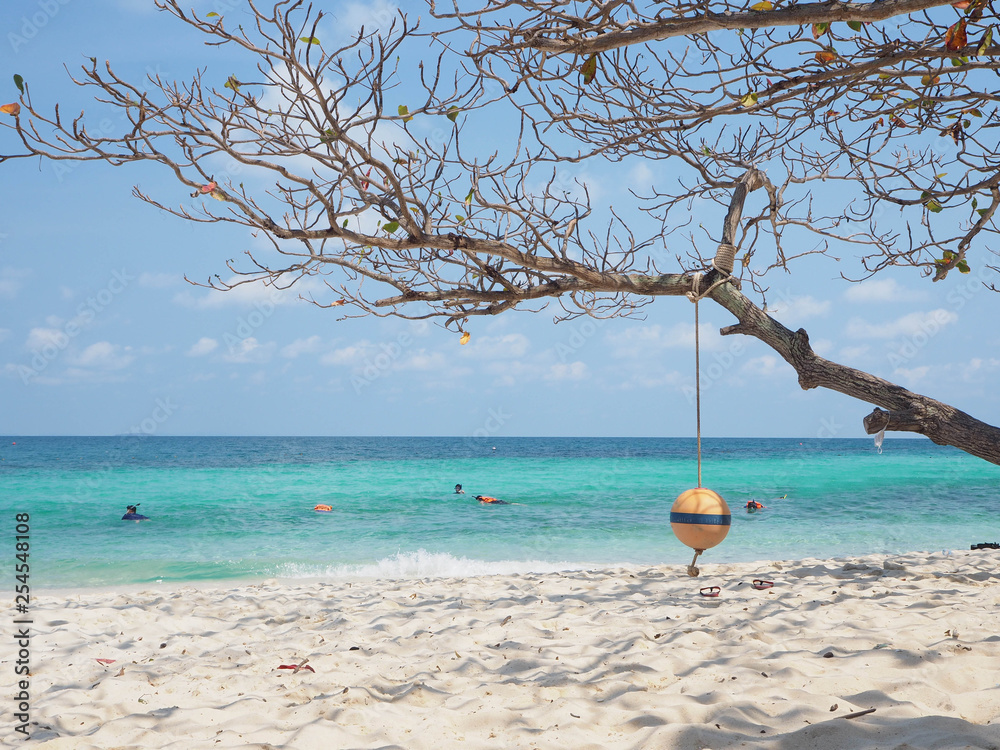 Φωτογραφία Tourist on the white beach and diving in blue sea in Koh Talu, Thailand