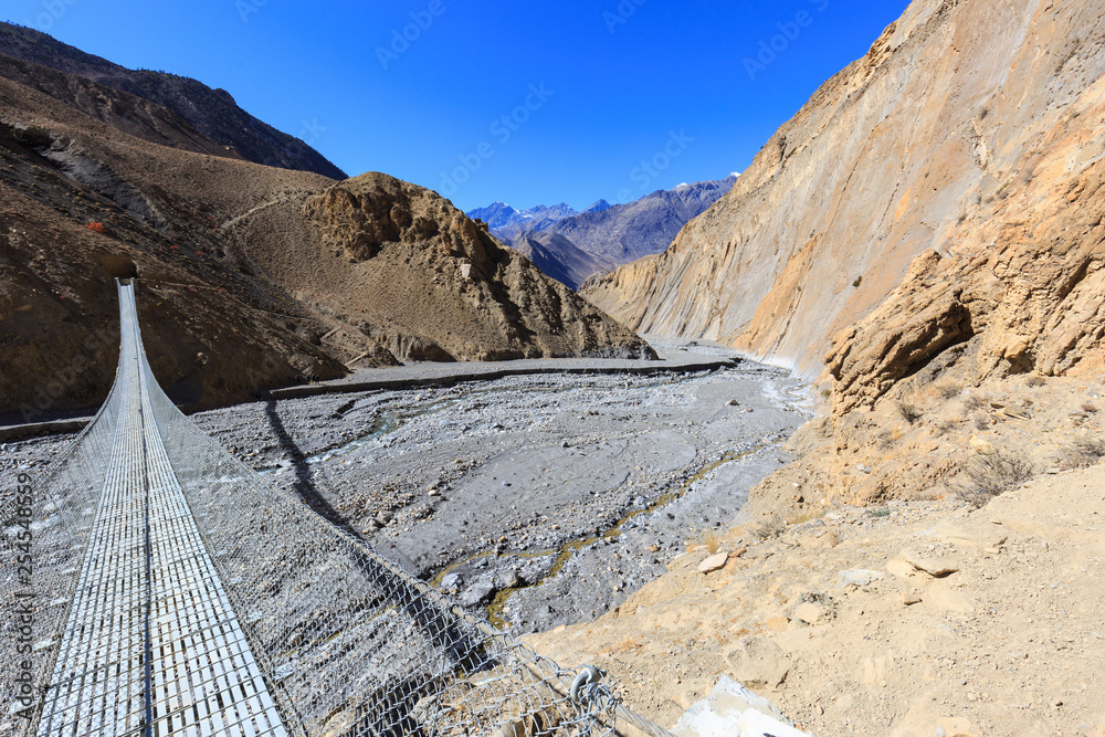 Obraz premium Rope bridge in the Lupra valley on the Annapurna circuit between Muktinath and Jomsom, Nepal