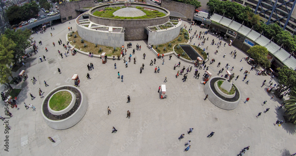 Como Llegar A La Glorieta De Insurgentes En Metro stock.adobe.com