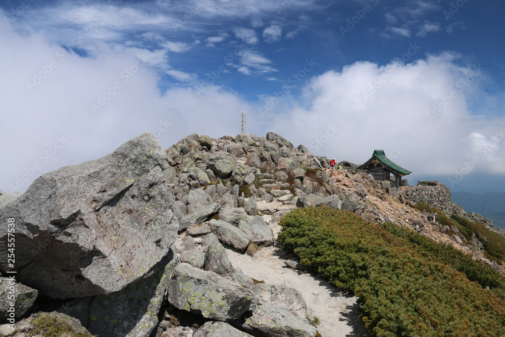 白山御前峰山頂 青空と雲と雪と 白山御前峰山頂 青空と雲と雪と