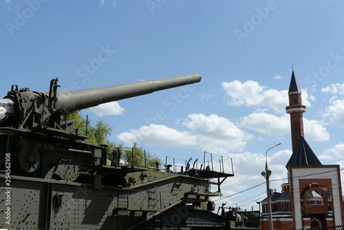 305 mm marine railway artillery installation-Transporter TM-3-12 and memorial mosque on Poklonnaya hill in Moscow