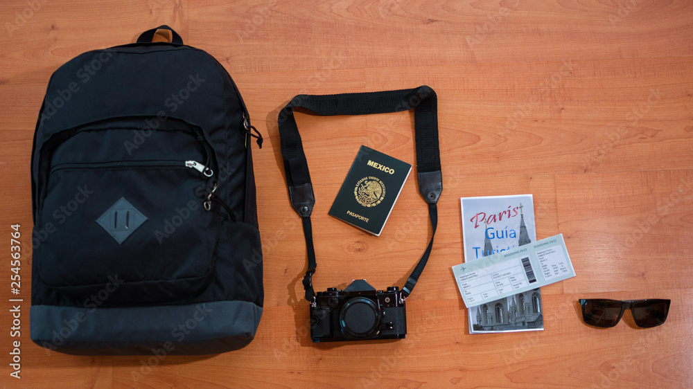 Mochila, cámara, pasaporte, gafas y guía turística para viaje Photos