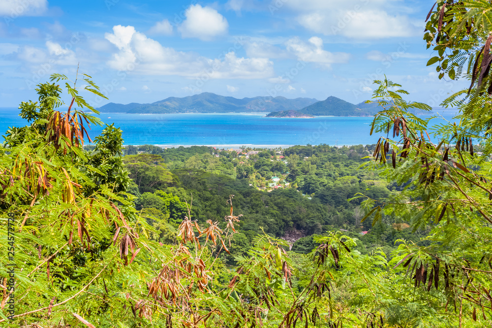 Praslin vue de la Digue, Seychelles 