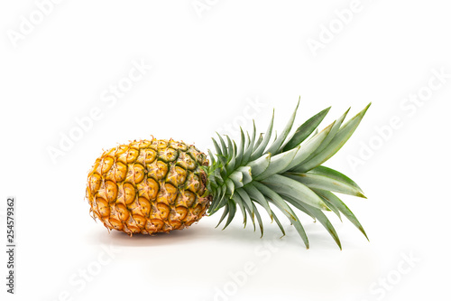 Foto Pineapple with green leaves isolated on white background.