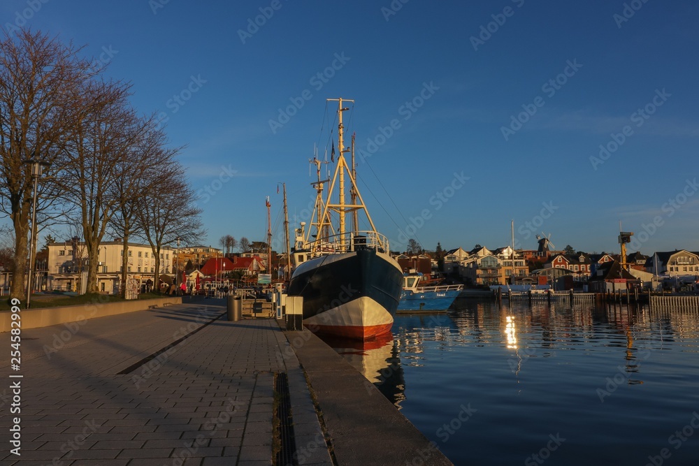 Fototapeta premium maritimes Flair am Hafen von Laboe