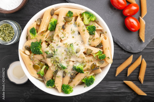 Pasta with vegetables, sprinkled with white sauce